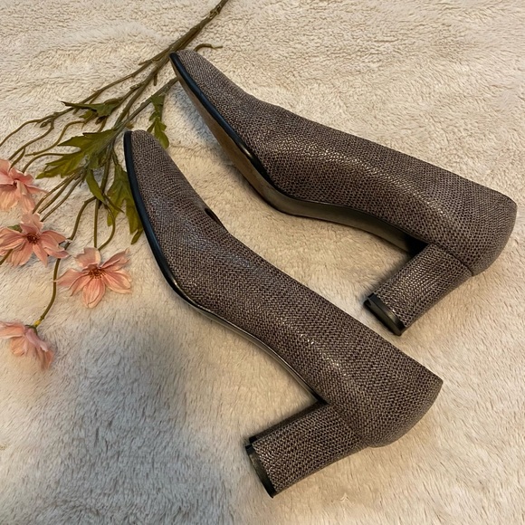 Beautiful Stuart Weitzman New Noir/Pyrite color (brown/tan) Leather heel shoes - Picture 4 of 5
